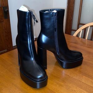 Brand new boots, selling because size is too big for me